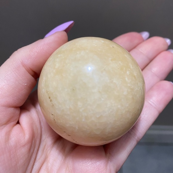 Small honey calcite crystal sphere. - Picture 4 of 4